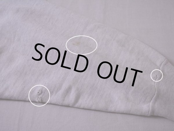 左袖に小さなダメージと汚れ。