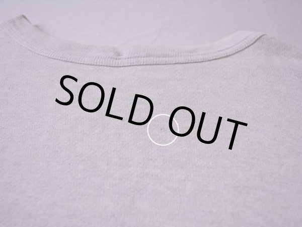 背中にピンホール。