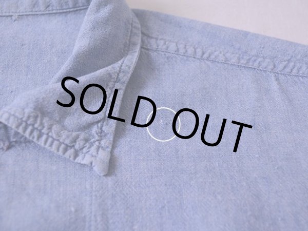 フロント襟横付近にピンホール。