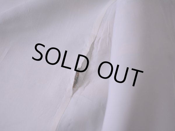 裏地に若干ホツレ。