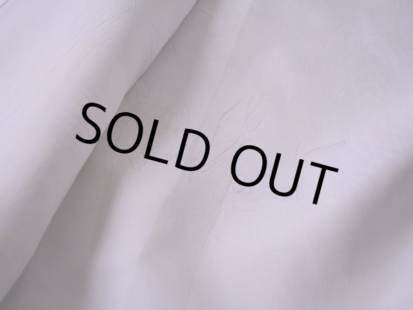 裏地に少々汚れ。