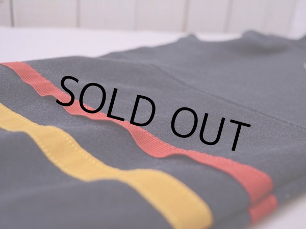 右袖ラインにステッチほつれ。