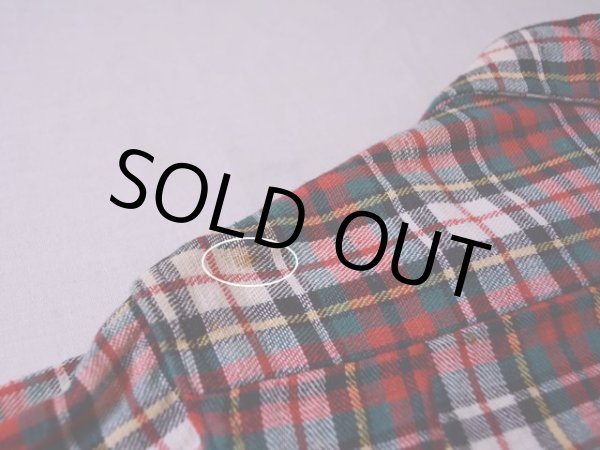 肩に僅かな汚れ。