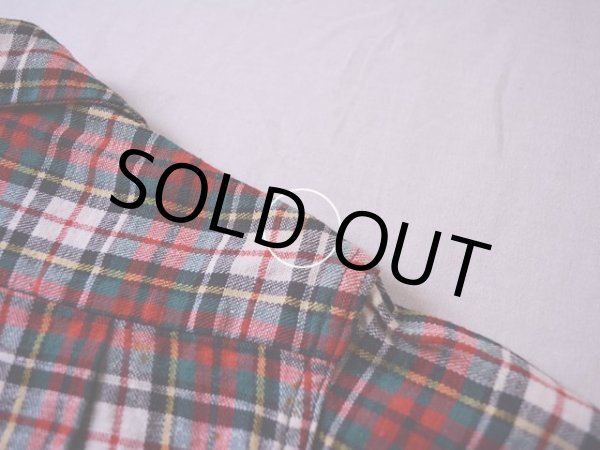 肩に僅かな汚れ。