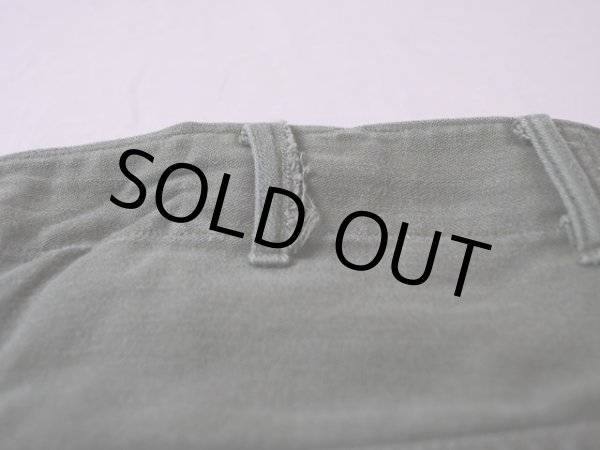 ベルトループにホツレ。