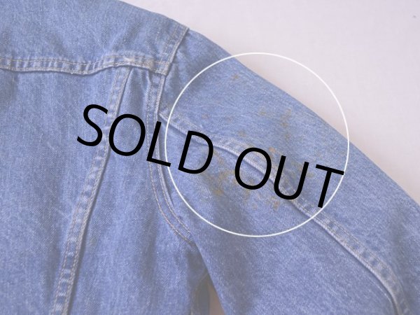 右袖肩付近に汚れ。