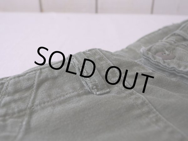 ベルトループにホツレ。