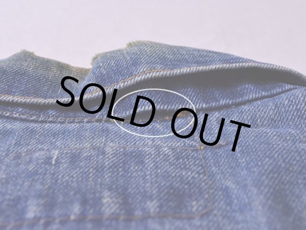 襟にステッチ抜け。