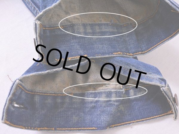 両袖口にステッチホツレ。