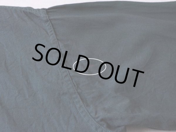 右袖付け根に薄ら汚れ。