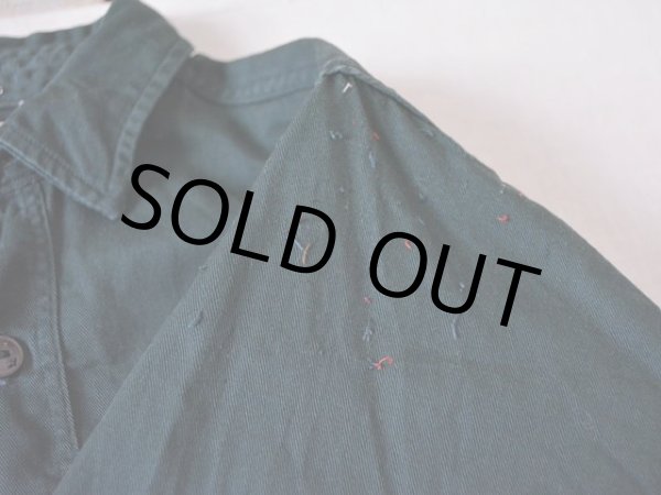 ワッペンを剥したステッチ跡。