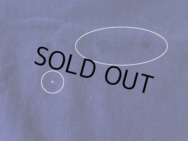 お腹に僅かな色落ちとシミ。