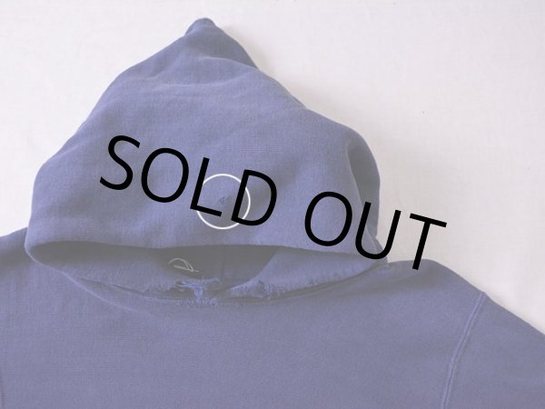 フードに僅かなダメージ。