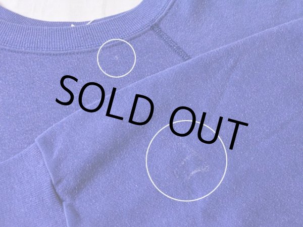 首元と左袖口に僅かな汚れ。