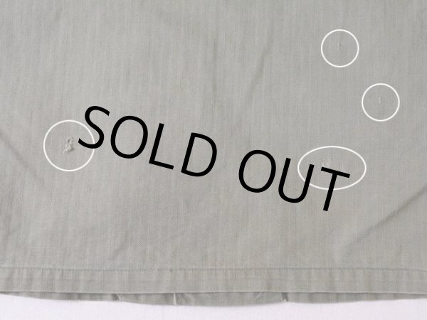 背中裾左に僅かなダメージと右に僅かな傷。