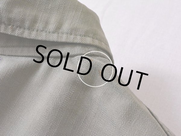 襟後ろ付近に僅かな汚れ。