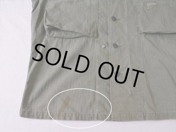 フロント裾付近に汚れと僅かなダメージ。