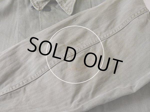 左肘付近に少々汚れ。