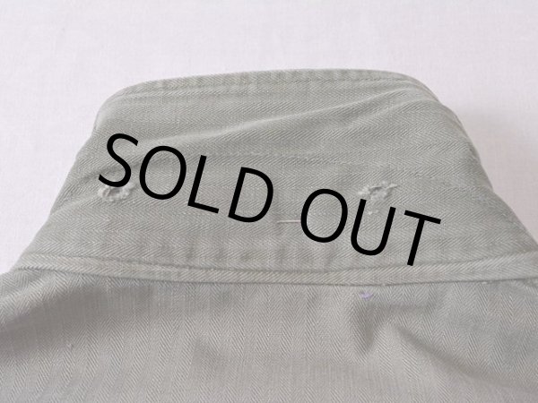 襟後ろボタンの欠損。