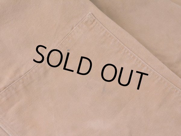 右足に僅かな汚れ。