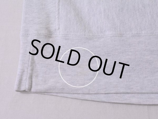 バック裾リブに非常に薄らですが小さなシミ。