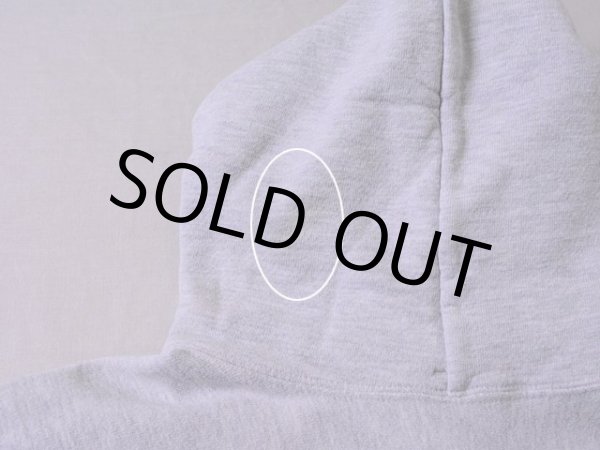 フードに非常に薄らですが小さなシミ。