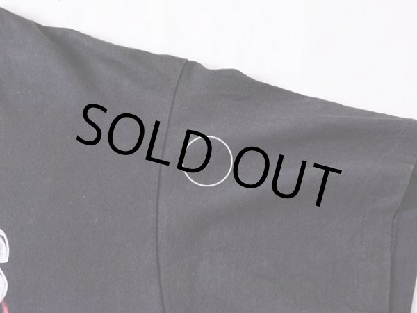 左袖に小さなダメージ。