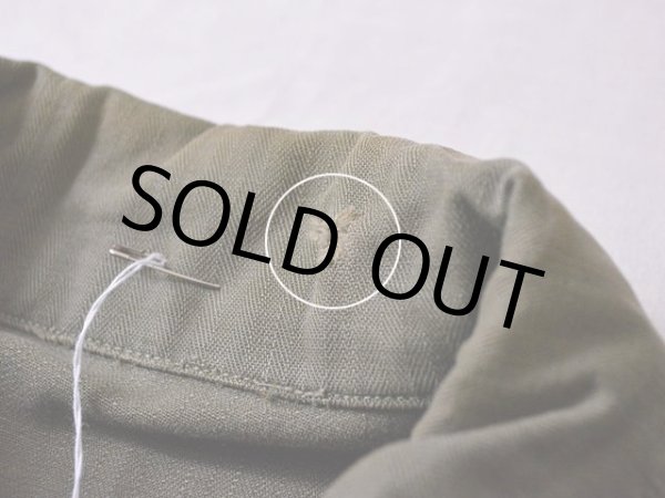 襟に小さなダメージ。