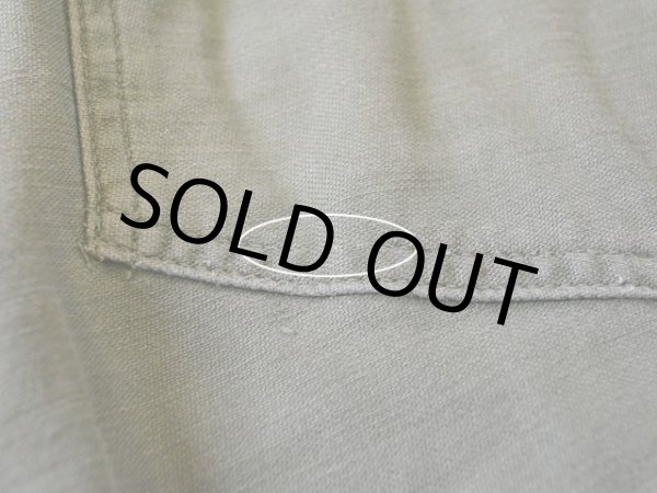 ヒップポケット右に僅かなステッチ抜け。