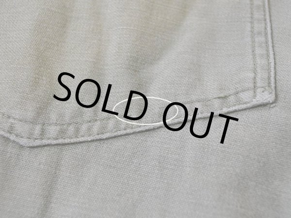 ヒップポケット左にステッチ抜け。