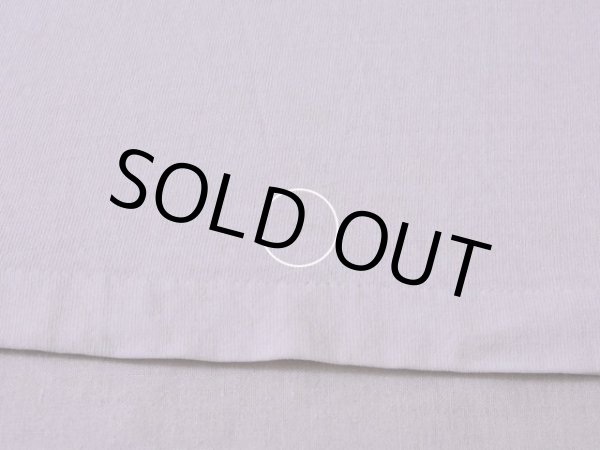 フロント裾にピンホール。