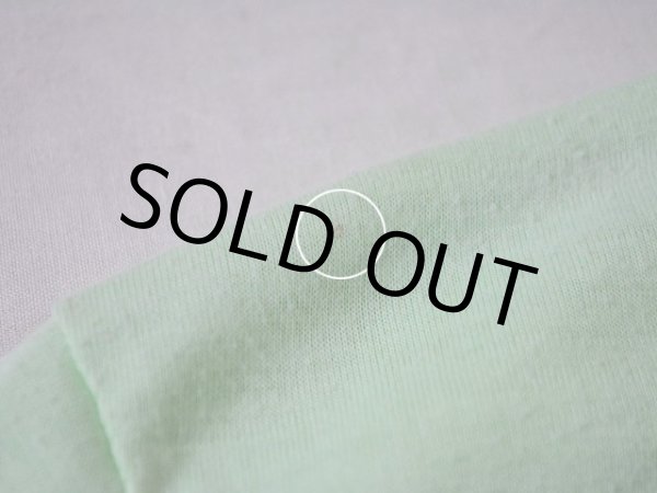 右肩に僅かな汚れ。