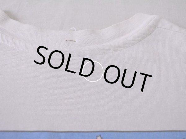 首後ろに小さな汚れ。