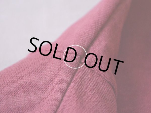 右肩にピンホール。