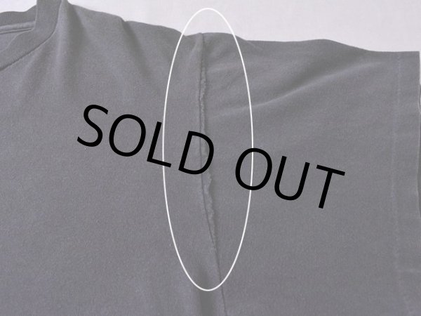 左袖付け根に縫製過程の生地の巻き込み