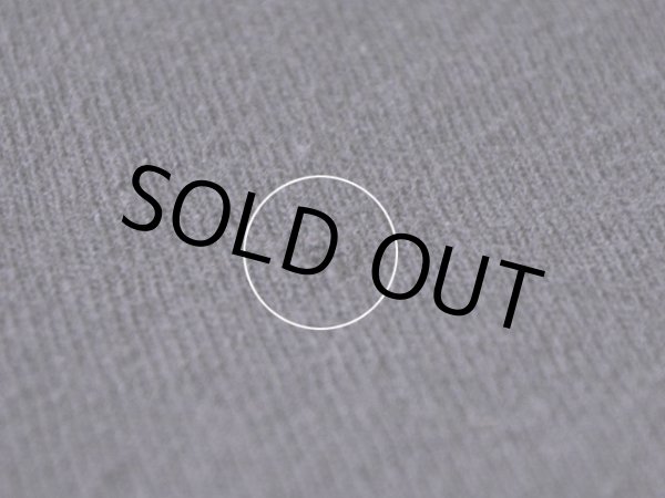 バック裾にピンホール。