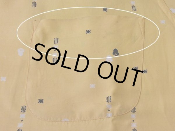 胸ポケット付近に少々汚れ。