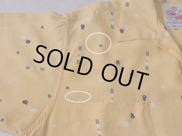 右胸・肩付近に僅かな汚れ。