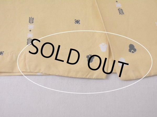 裾に多少のシミ汚れ。