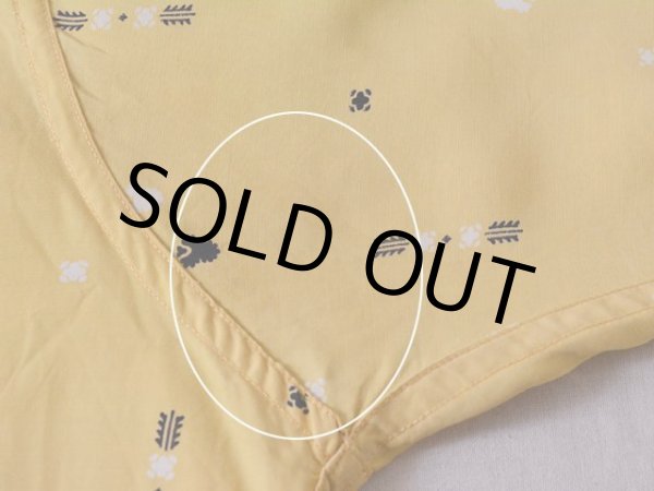 左袖付け根に僅かなシミ汚れ。