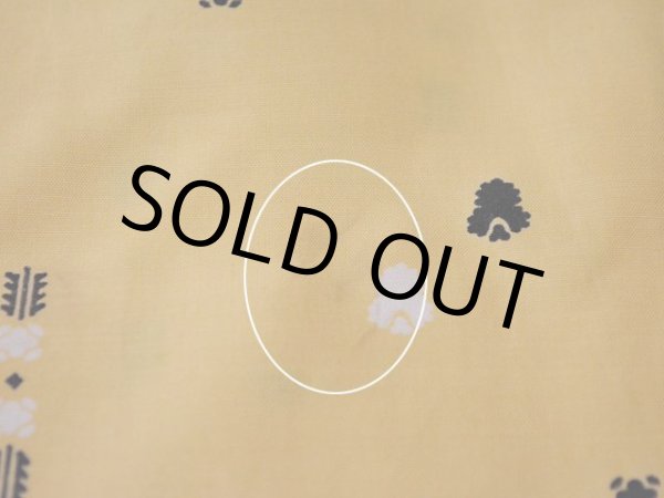 背中に僅かな汚れ。