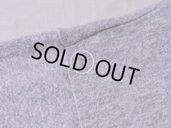 左肩後ろに僅かなホツレ。