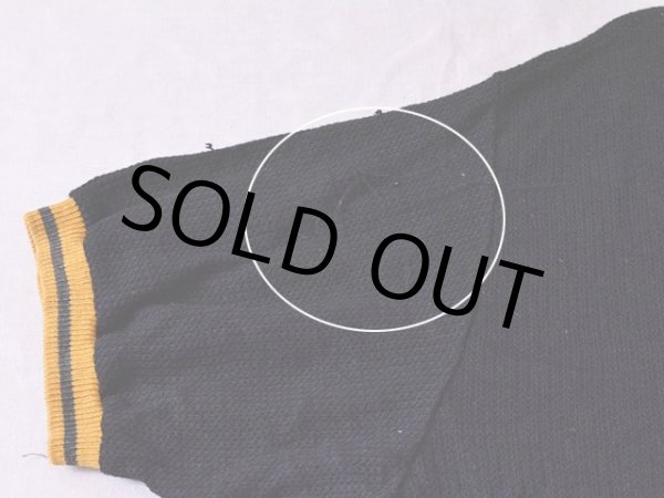 右袖に引っ掛けたような跡が数箇所。