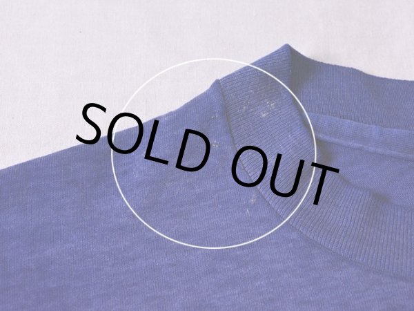 右首・肩付近に少々汚れ。