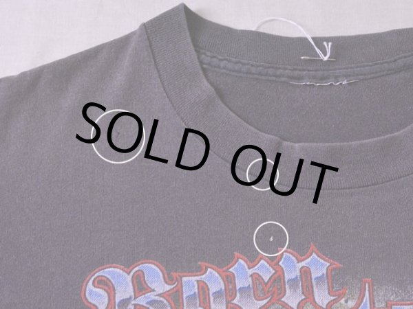 右胸上付近に僅かなダメージ、首下付近に僅かな汚れ。