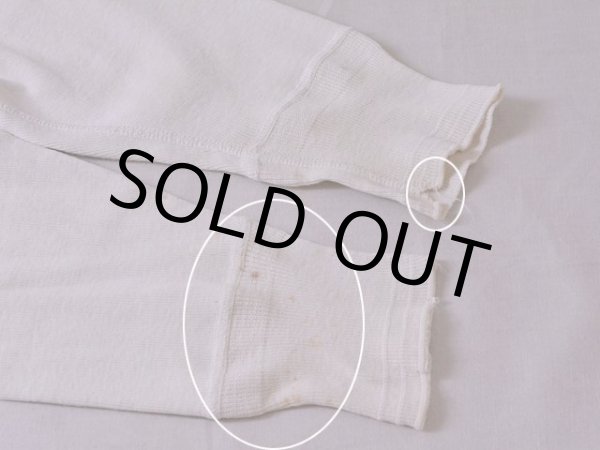 袖リブ付近に少々ホツレと汚れ。