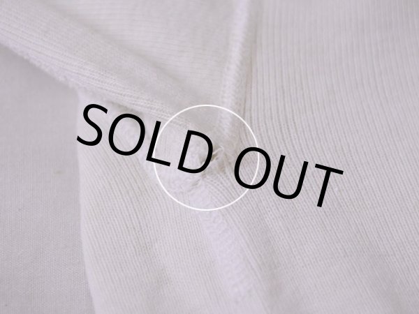 右脇の下にホツレ。