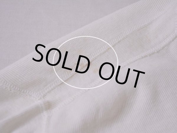 右肩付近に少々汚れ。