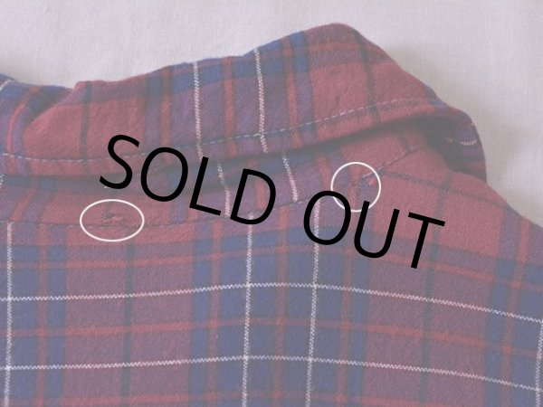 バック襟付け根付近に少々ホツレ。