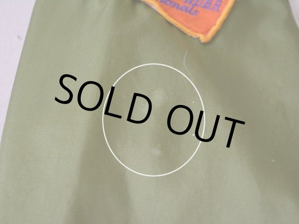 右袖に少々汚れ。